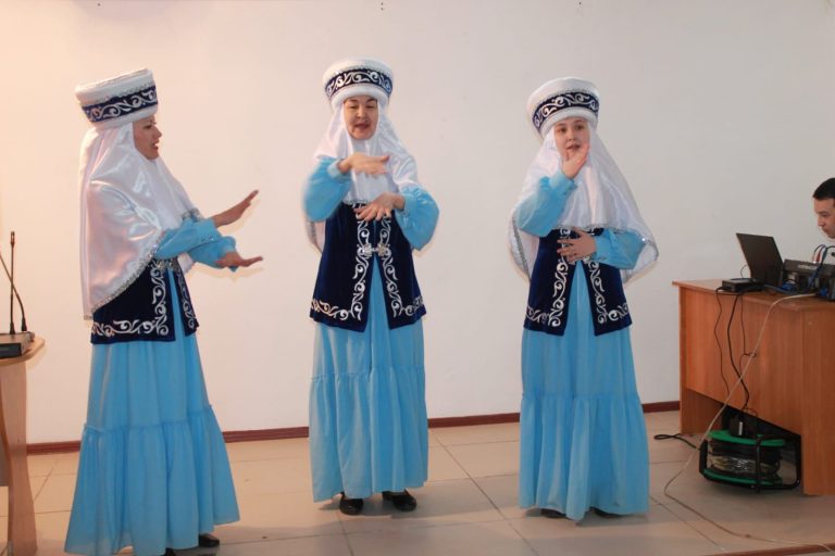 Ақтөбедегі тергеу изоляторындағы жазасын өтеушілер Қазақ саңыраулар қоғамы өнерпаздарының концертін тамашалады