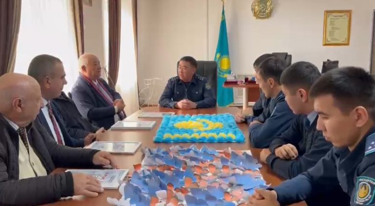 Жетісайлық полицейлер татулықты ту етіп, жиын өткізді