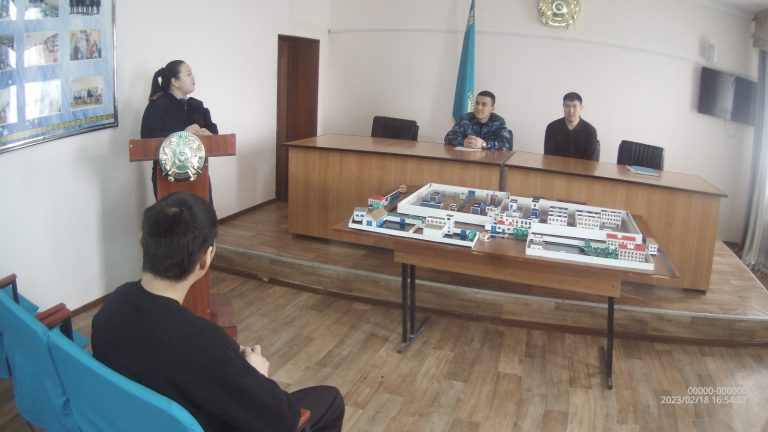 Қақпа алдындағы кездесу