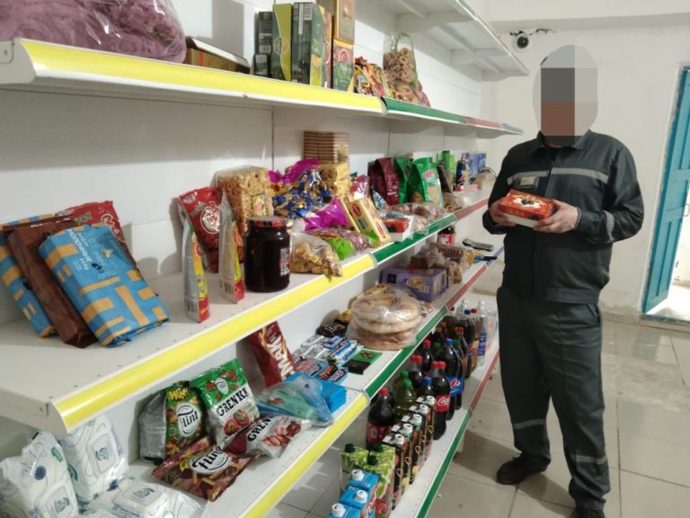 Сотталған егіз қызына дүкеннен торт сатып алды