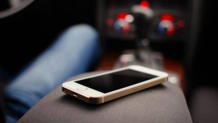 Полицейлер жанындағы жолаушының телефонын жымқырған тұрғынды анықтады