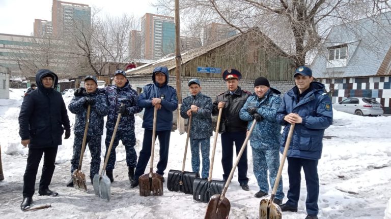 №64 мекеменің қызметкерлері мүмкіндігі шектеулі жанға көмек қолын созды