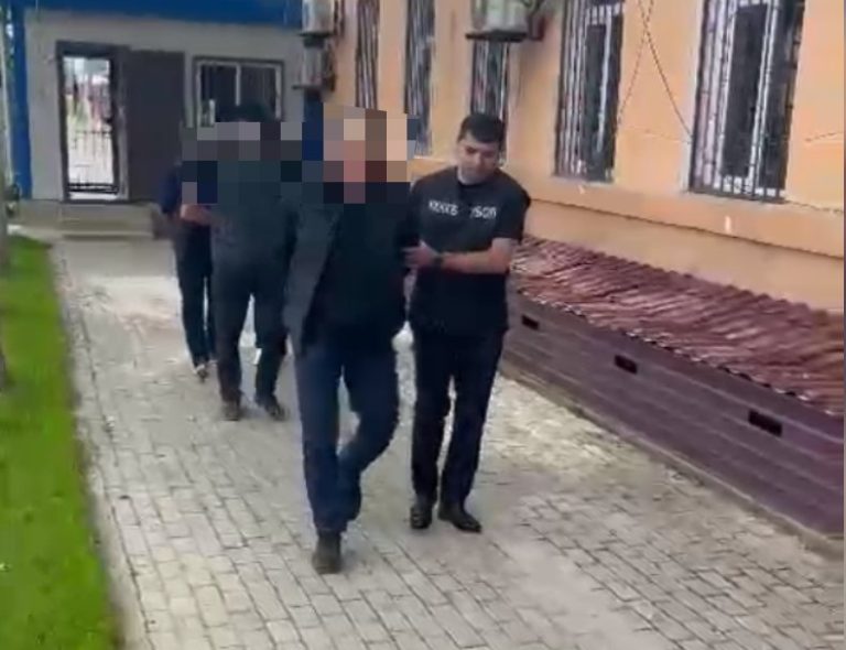Полицейлер тұрғынды тонап, ақшасы мен телефондарын тартып алған күдіктілерді ұстады
