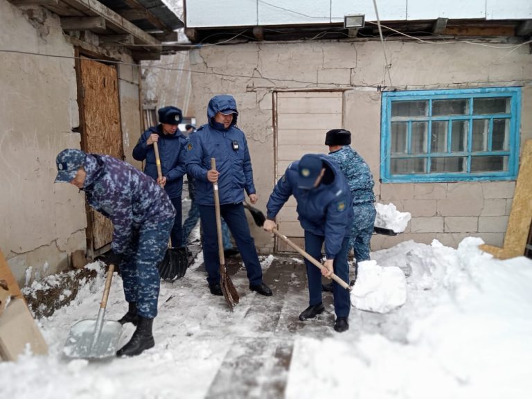 Долгом каждого мусульманина весь месяц совершать благие дела