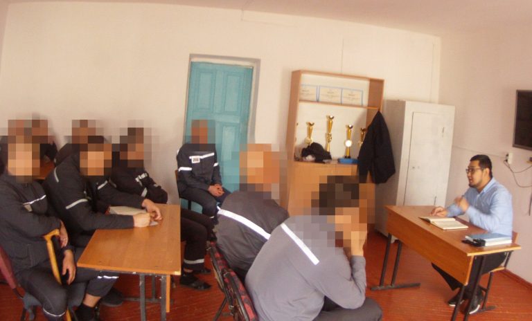 Теолог жаза өтеушілерге тұрақты түрде дәріс жүргізуде