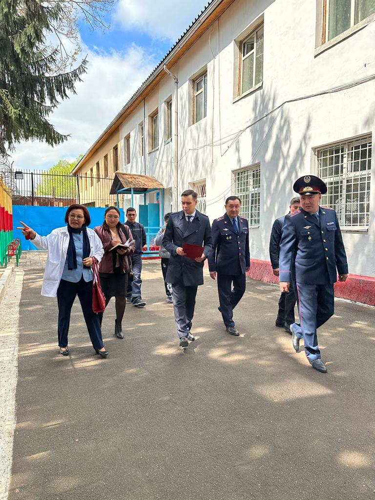 АЛМАТЫДАҒЫ БАЛАЛАР КОЛОНИЯСЫНА АДАМ ҚҰҚЫҒЫН ҚОРҒАУШЫЛАР КЕЛДІ