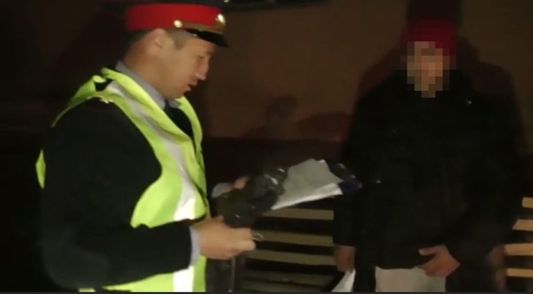 Полицейлер өтіп бара жатқан тұрғыннан есірткі тәркіледі