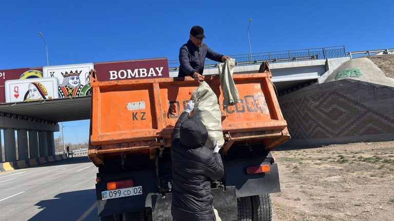 Сотрудники УИС приняли участие в акции чистоты города Конаев