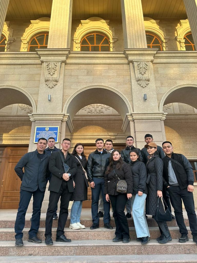 Ақтөбеде №70 мекемесінің қызметкерлері қызметтен тыс уақытта театрға барып, рухани демалды