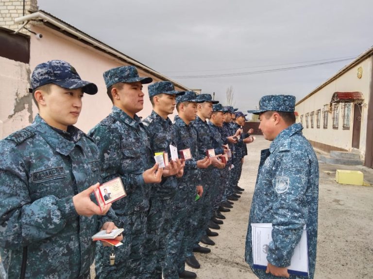 Жеке құрам жаздық киім үлгісіне көшті