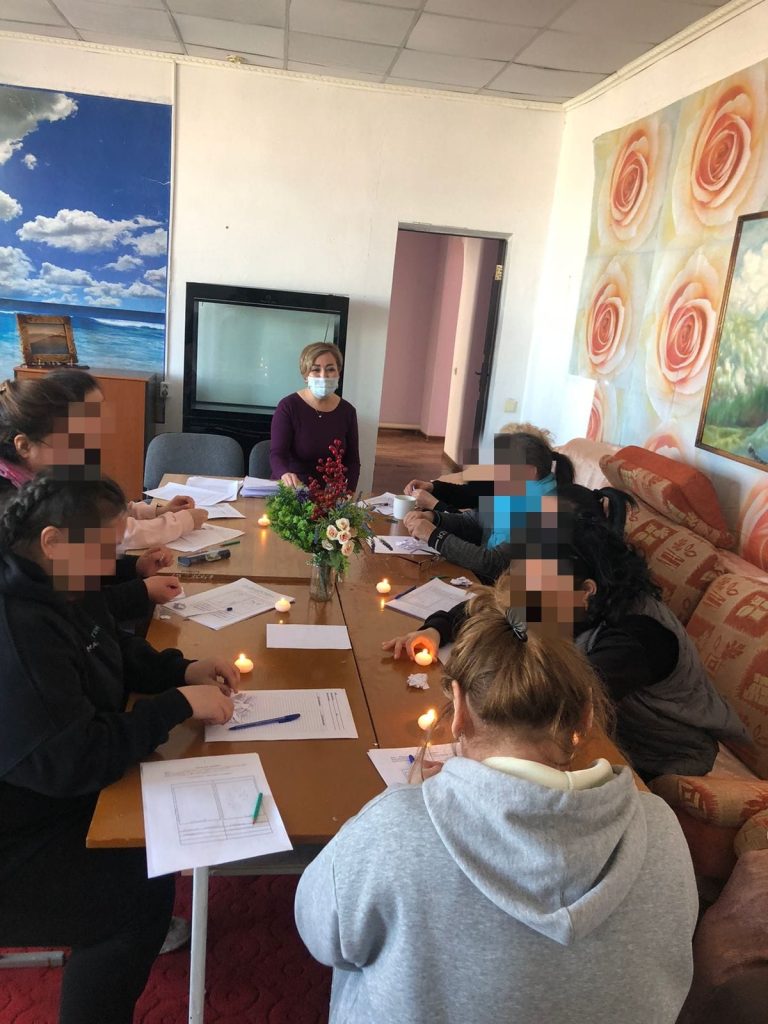 Астаналық колонияда сотталғандармен реніш сезімнен арылуға бағытталған «Қорлық қоршауы» тренингі өткізілді