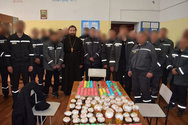 Осужденным Северо-Казахстанской области вручили куличи в честь Пасхи