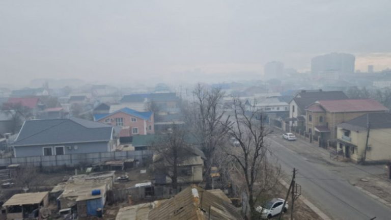 Атырауды көк түтін басты: дәрігерлер терезені ашпауға, бетперде киюге кеңес берді