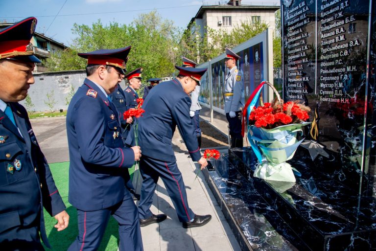 АЛМАТЫ АКАДЕМИЯСЫНДА ҚАЗА ТАПҚАН ҚЫЗМЕТКЕРЛЕРГЕ АРНАЛҒАН АҚ ҚАЙЫҢДАР АЛЛЕЯСЫ АШЫЛДЫ