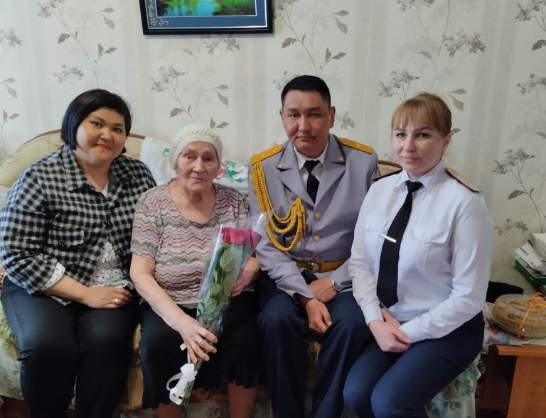 Ветерана Великой Отечественной войны, труженика тыла посетили сотрудники акмолинской УИС в канун Дня Победы