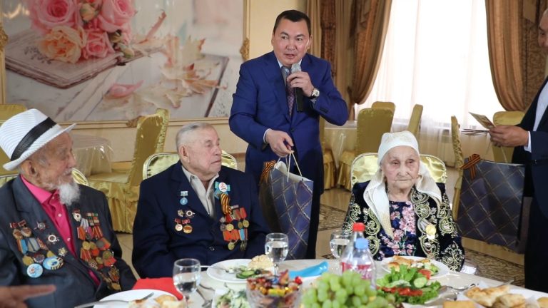 «Олардың ерлігі ұрпаққа өнеге». Алматы облысында жүзден асқан қарияларға меценат құрмет көрсетті