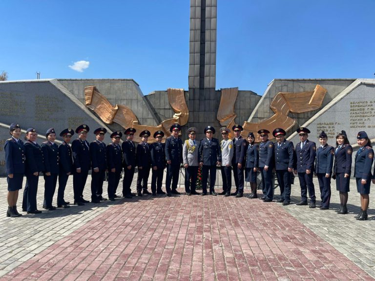 Сотрудники учреждения №16 возложили цветы к мемориалу Славы