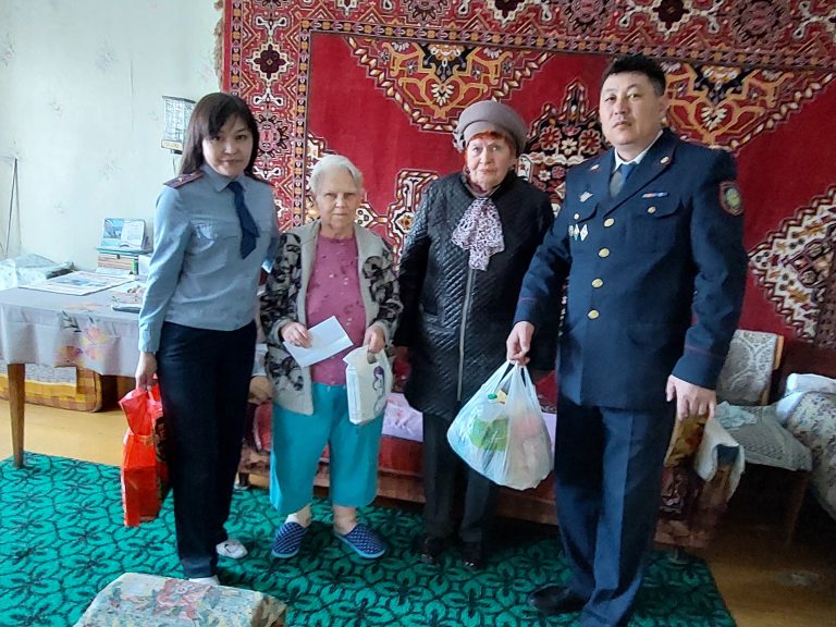 ШҚО мекеме қызметкерлері соғыс ардагерлерін құттықтады