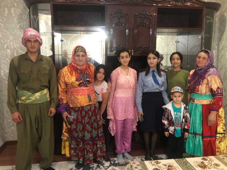 Полицейлер мереке қарсаңында күрді халқының шаңырағында болды