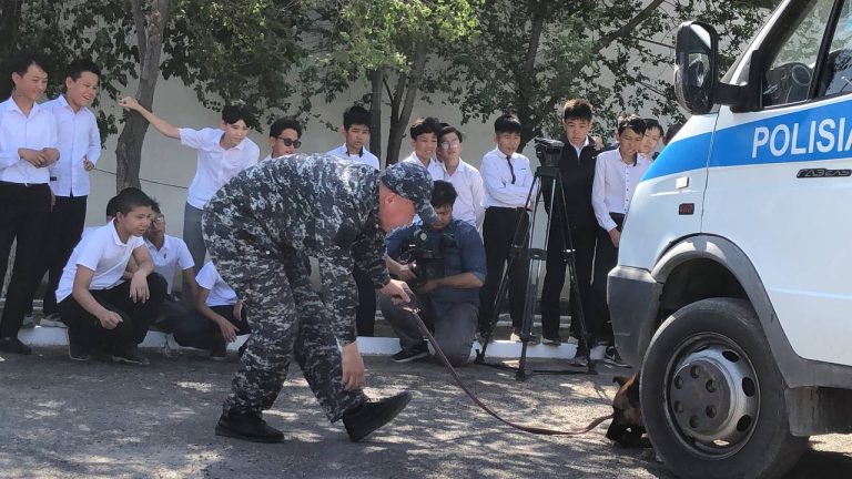 Қызылордалық оқушылар кинологиялық орталықтың жұмысымен танысты