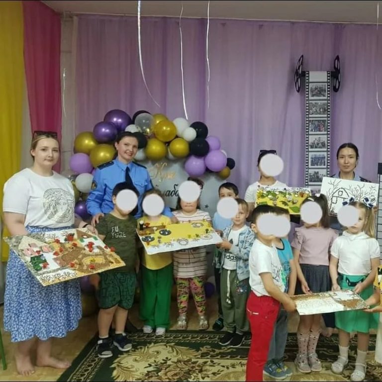 Мини выставку картин из крупы привезли в детский сад сотрудники акмолинской колонии