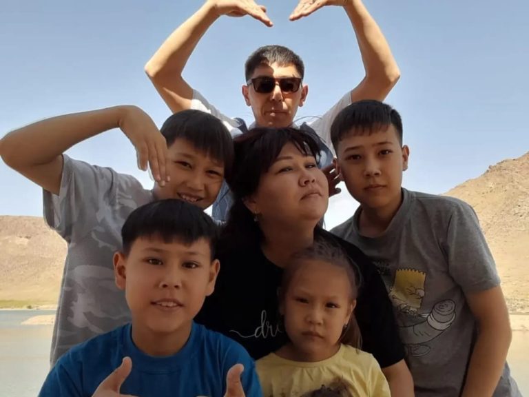 Сотрудники УИС поздравили многодетную семью