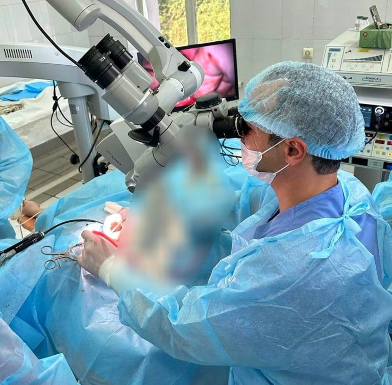 На базе АМКБ проведена уникальная операция по восстановлению слуха