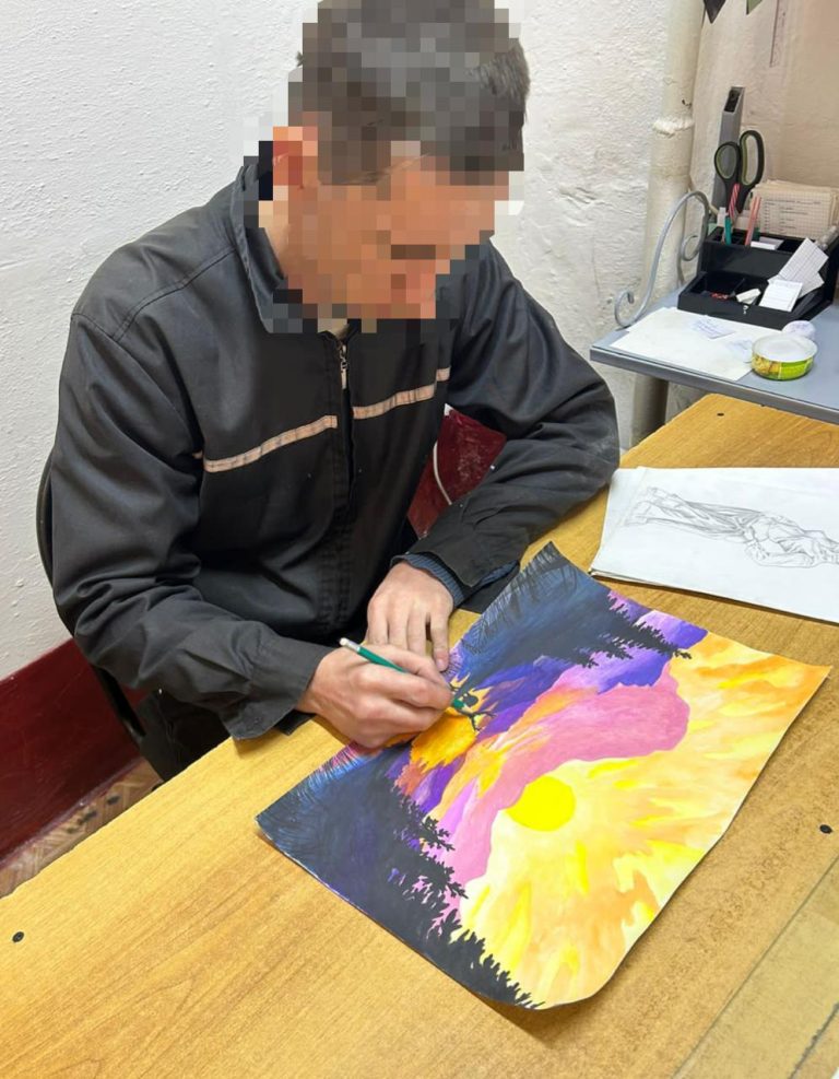 Өнер емдейді