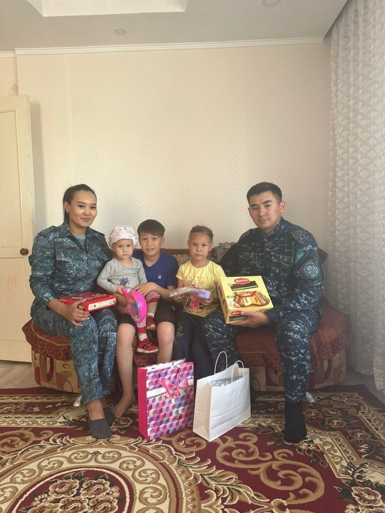 ҚАЖ қызметкерлері көп балалы отбасын құттықтады