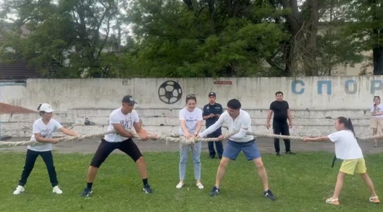 Кентаулық полицейлер отбасылық спорттық жарысқа қатысты