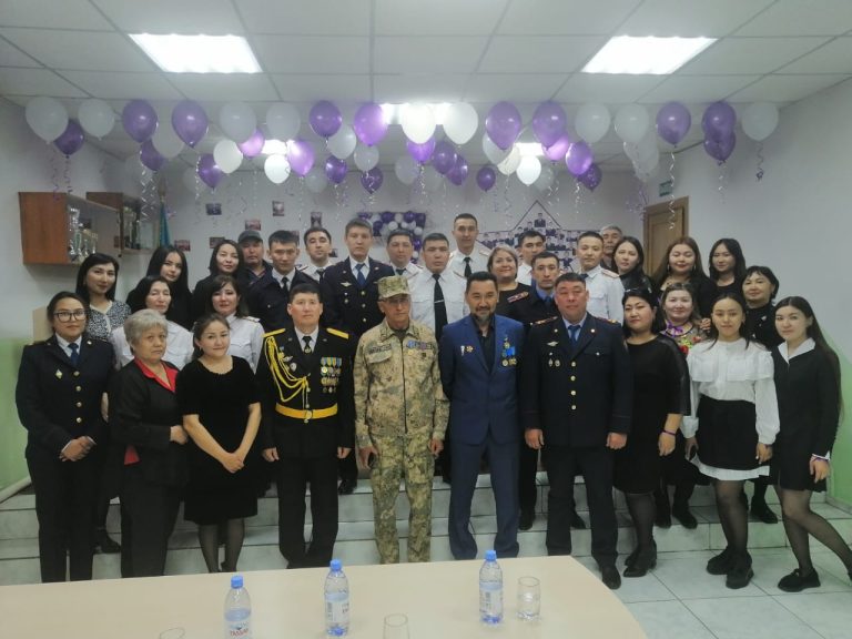 Олардың түсіне ұзақ уақыт бойы жау мергенінің жарық сәулесі кіретін