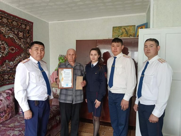 Сотрудники учреждения поздравили узника концлагеря с Днем Победы