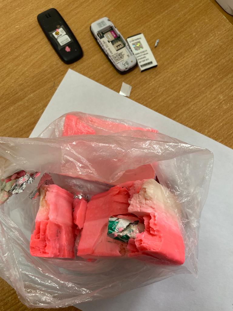 Мини телефон и сим карты спрятанные в хозяственном мыле