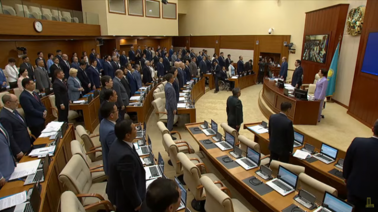 Мәжіліс отырысы бір минут үнсіздікпен басталды