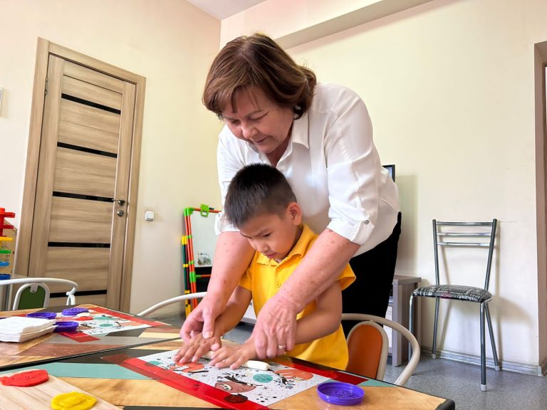 Поставим на ноги: как проходит реабилитация детей с ДЦП в Алматы