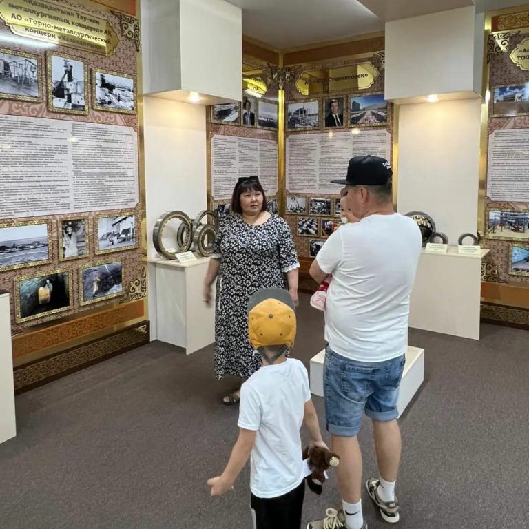 Сотрудники Акмолинского учреждения вместе с детьми посетили выставку