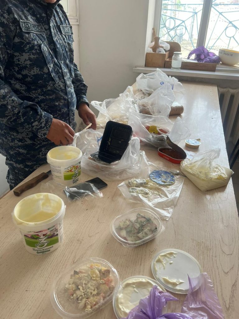 Елордалық мекемеге тамаққа арналған контейнерде ұялы телефондарды кіргізбекші болды