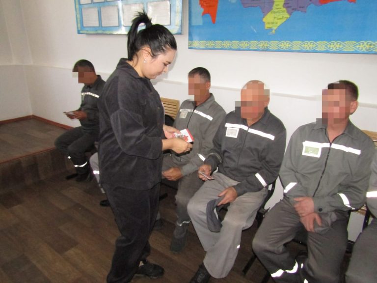 Жетісу облысында СПИД орталығы өкілдері тергеу изоляторына барды