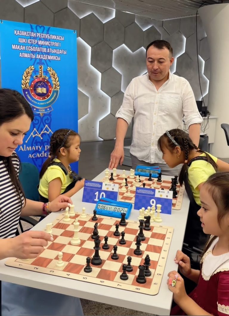 Алматыда полицейлердің балалары шахматтан өзара бақ сынасты
