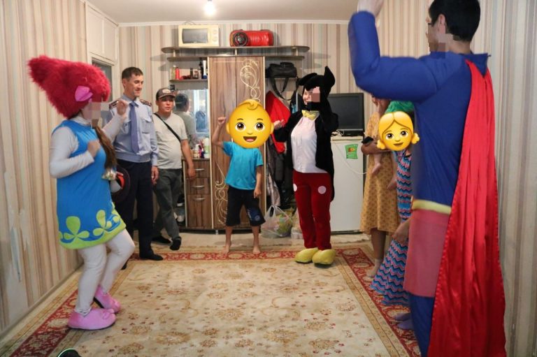 Сотрудники Актюбинской колонии-поселения подарили радость детям малообеспеченных семей