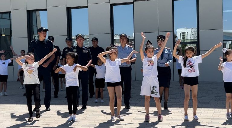 Түркістан облысының полицейлері балалармен бірге Флешмоб ұйымдастырып, бейбітшілік құсын ұшырды