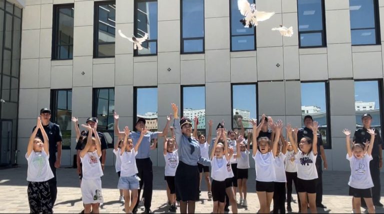 Түркістан облысының полицейлері балалармен бірге бейбітшілік құсын ұшырды