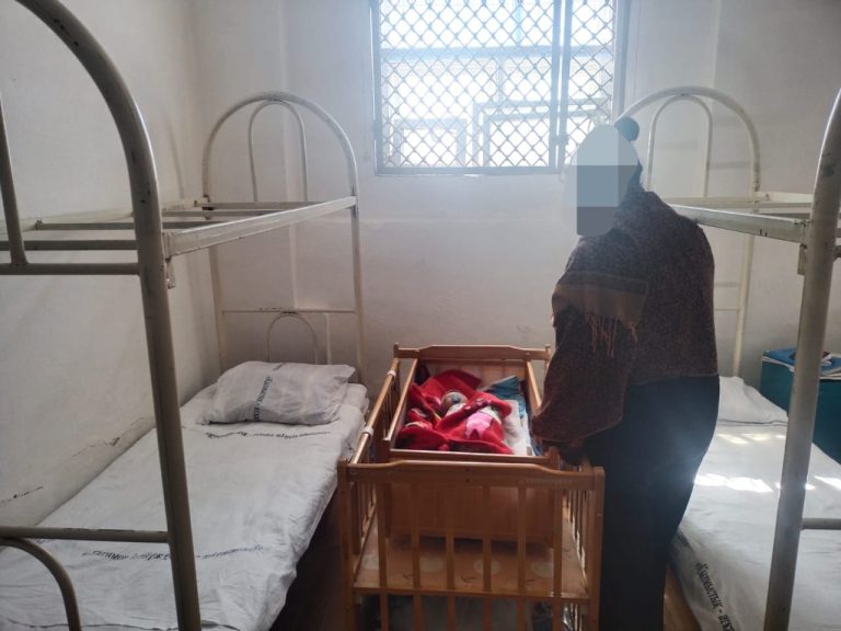 Тергеу изоляторында сотталған әйел жетінші баласын босанды