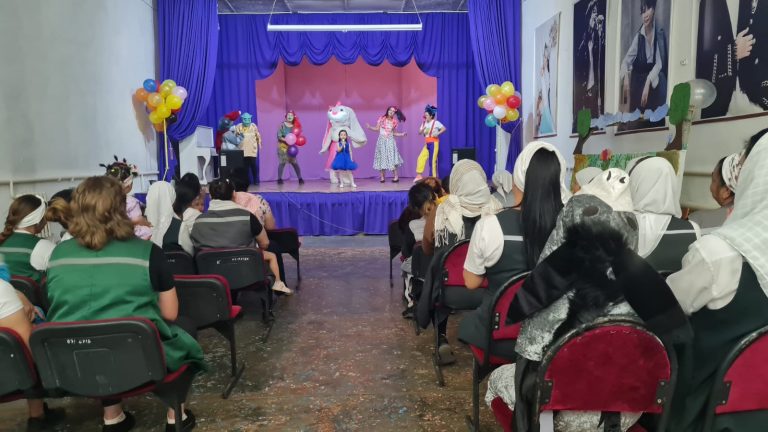 Трехчасовое счастье детей из детдома в колонии Алматинской области