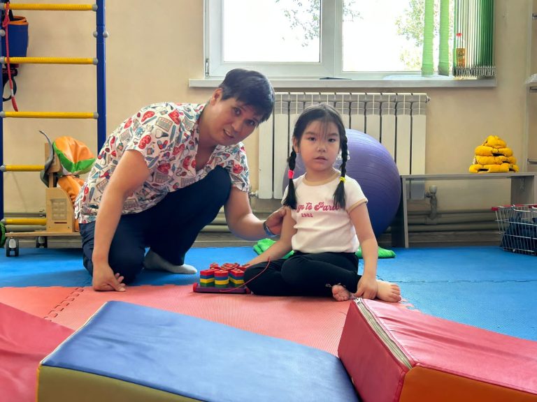 Аяққа тұрғызамыз: Алматыда церебралды сал ауруына шалдыққан балаларды емдеу қалай жүріп жатыр