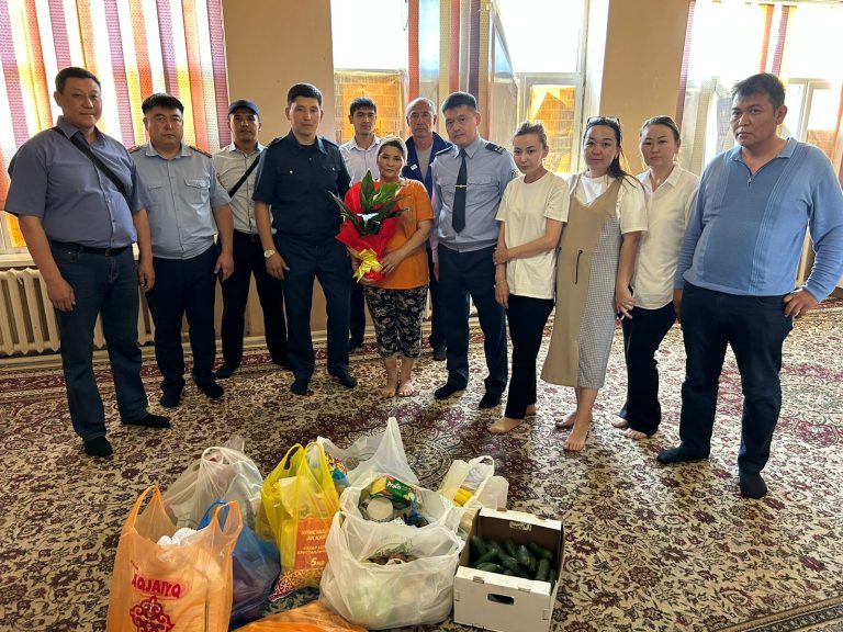 Түркістан облысының полицейлері бірқатар жанұяға қайырымдылық жасады