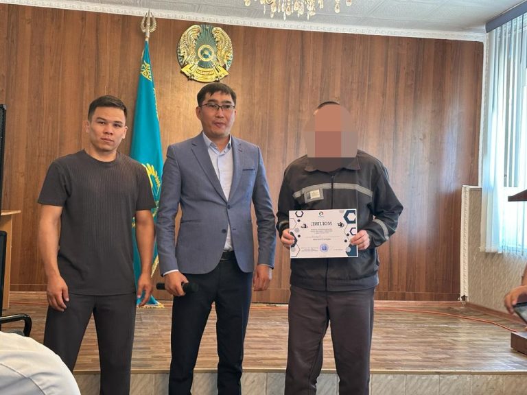 Жастар сотталғандарға көтеріңкі көңіл күй сыйлады