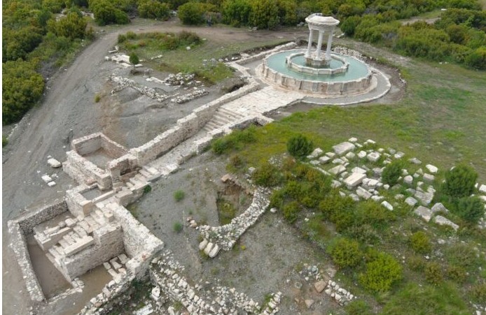 После бездействия в течение двух тысячелетий, колоссальный Фонтан Кибиры в «городе гладиаторов» снова течет