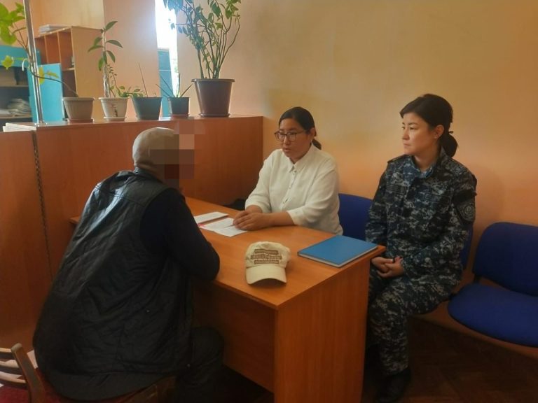 В Актобе выходцам из тюрьмы предложили помощь у ворот