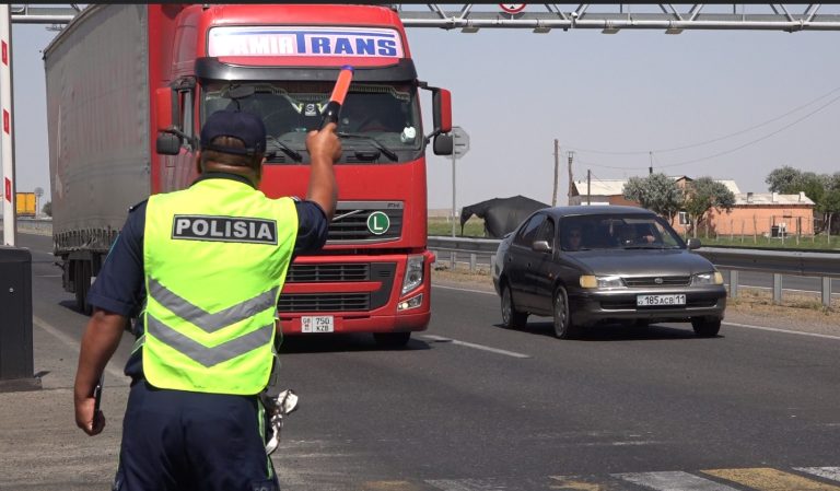 Түркістан облысында жол бойында жүргізушілердің қан қысымы өлшеніп, полицияға қатысты сұрақтарына жауаптар берілді